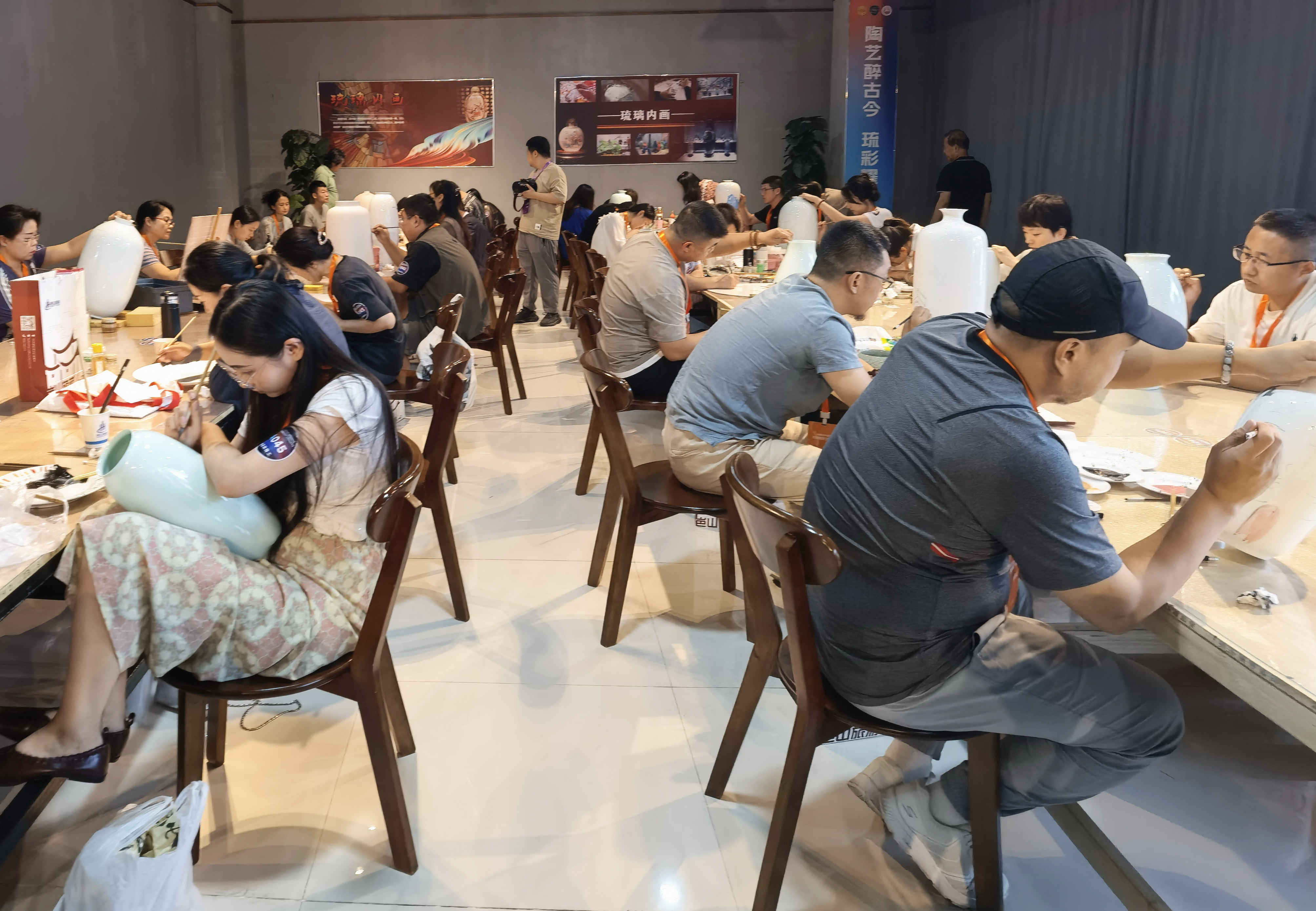 包含国内职业联赛热点聚焦，赛场一片热闹的词条