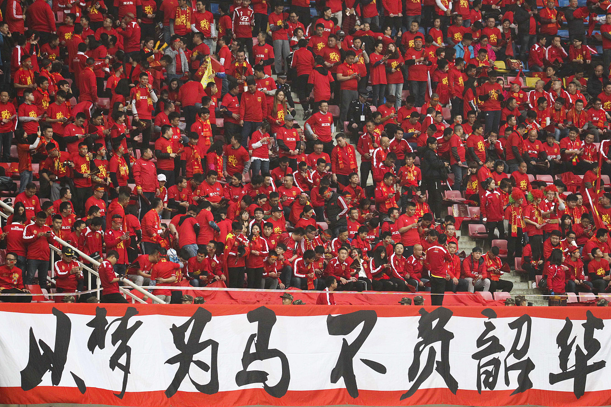 九游娱乐官方平台-队员受伤仍坚守战场，热血拼搏不畏强敌