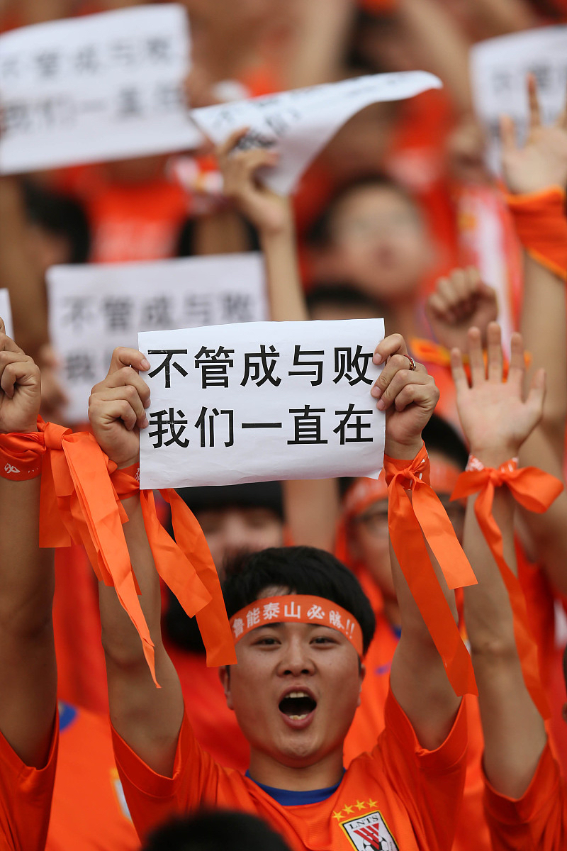 包含红牌事件后球队反败为胜，展现团结拼搏精神！的词条